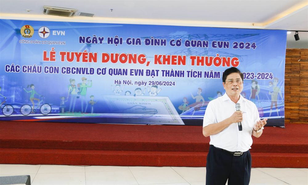 Công đoàn Cơ quan EVN biểu dương, khen thưởng con của CBCNVLĐ nhân Ngày gia đình Việt Nam (28/6). 2