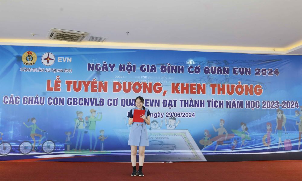 Công đoàn Cơ quan EVN biểu dương, khen thưởng con của CBCNVLĐ nhân Ngày gia đình Việt Nam (28/6). 3