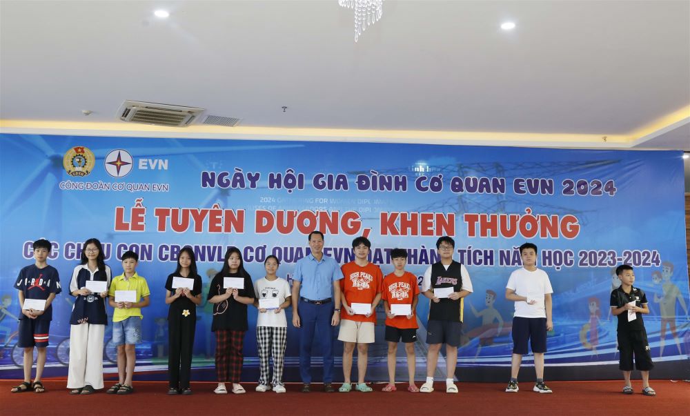 Công đoàn Cơ quan EVN biểu dương, khen thưởng con của CBCNVLĐ nhân Ngày gia đình Việt Nam (28/6). 5