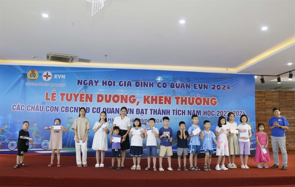 Công đoàn Cơ quan EVN biểu dương, khen thưởng con của CBCNVLĐ nhân Ngày gia đình Việt Nam (28/6). 7