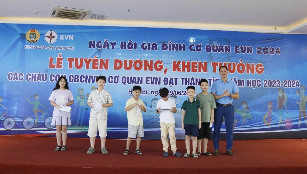 Công đoàn Cơ quan EVN biểu dương, khen thưởng con của CBCNVLĐ nhân Ngày gia đình Việt Nam (28/6). 8