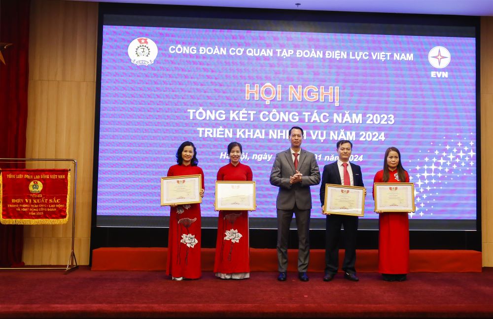 Công đoàn Cơ quan EVN được tặng Cơ thi đua toàn diên của Tổng LĐLĐ Việt Nam năm 2023 6