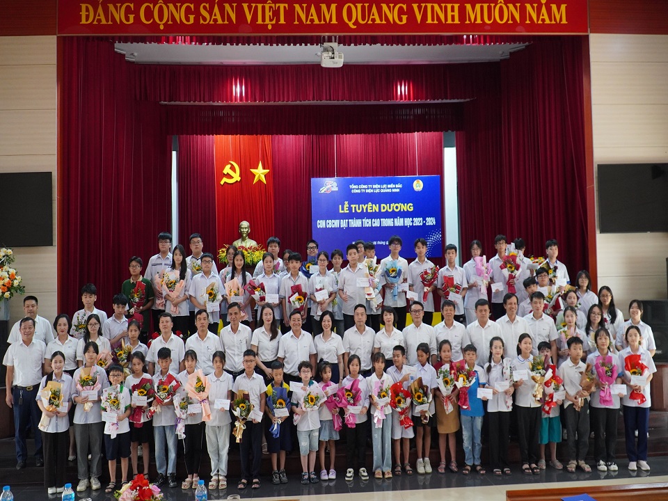 Công đoàn Công ty Điện lực Quảng Ninh tổ chức biểu dương khen thưởng  con CBCNV có thành tích cao trong năm học 2023-2024 4