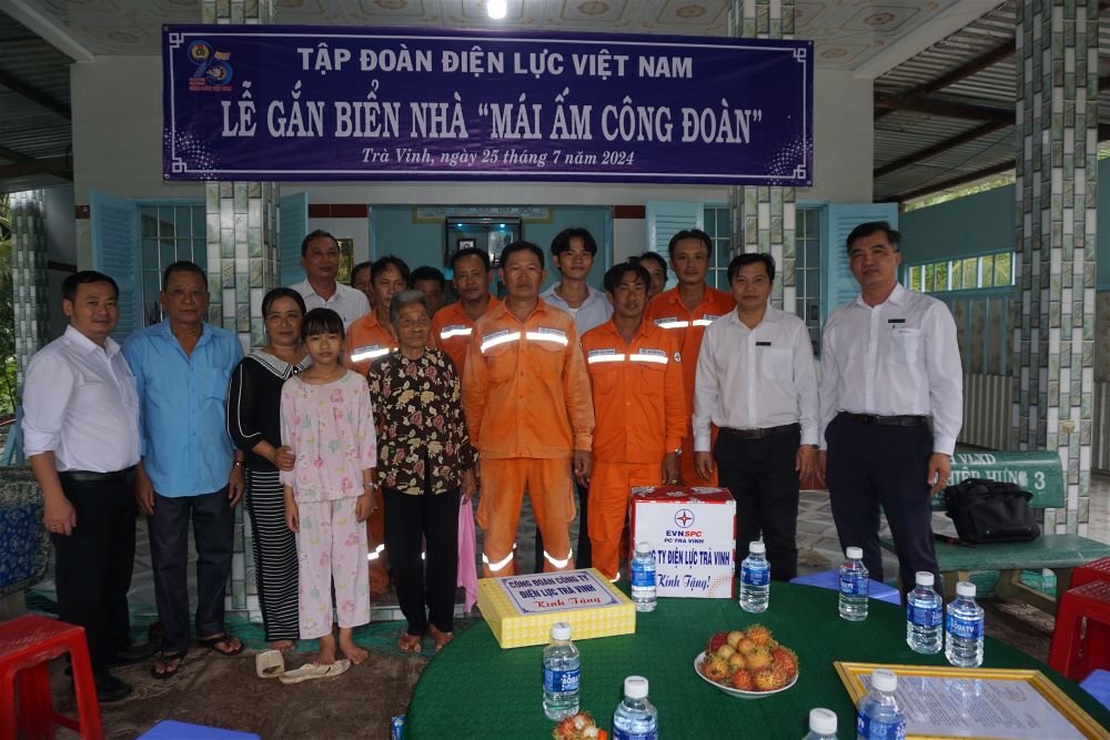 Công đoàn Công ty Điện lực Trà Vinh tổ chức gắn biển 03 căn nhà 