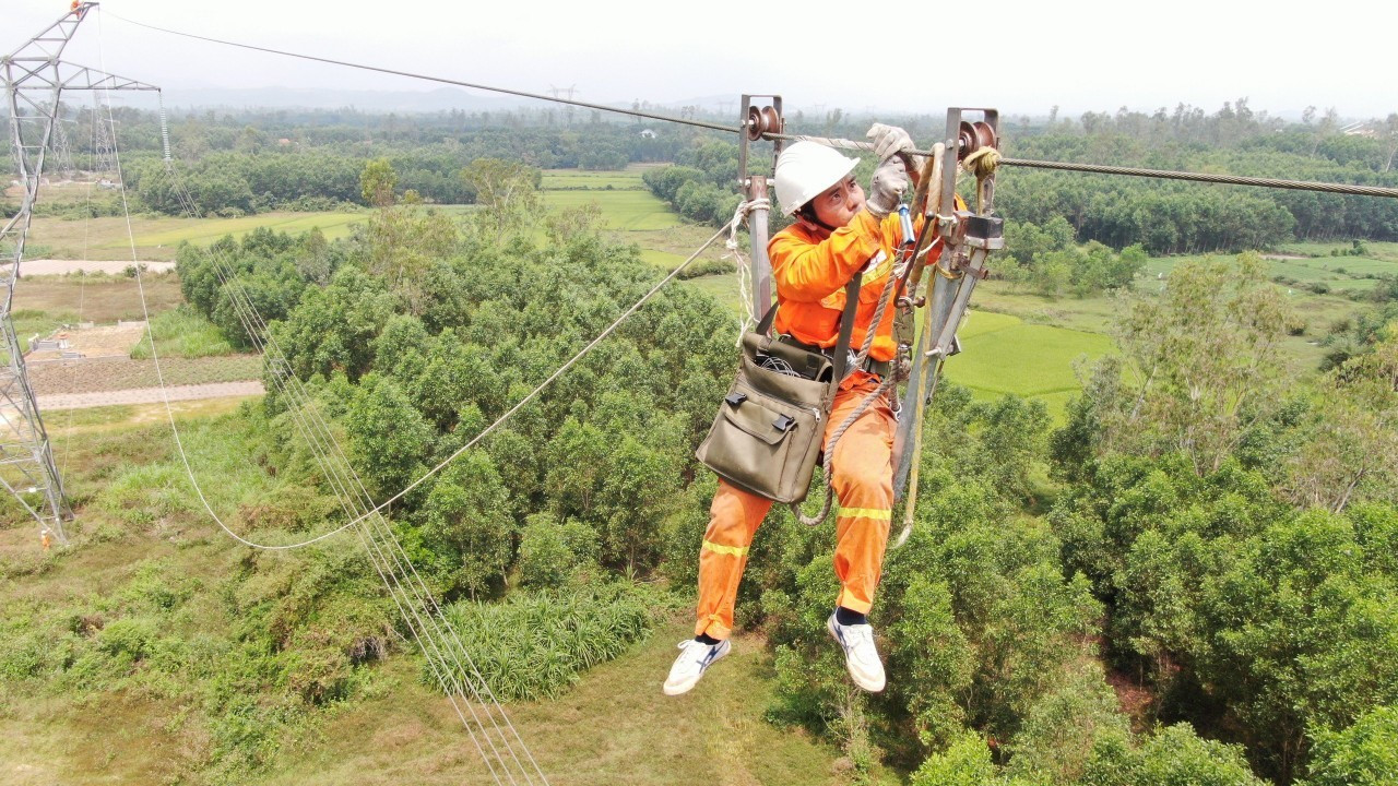 CÔNG ĐOÀN CÔNG TY TRUYỀN TẢI ĐIỆN 2 THĂM HỎI NGƯỜI LAO ĐỘNG TĂNG CƯỜNG BẢO DƯỠNG, SỬA CHỮA TRẠM BIẾN ÁP ĐẢM BẢO CUNG CẤP ĐIỆN MÙA KHÔ 2024. 7