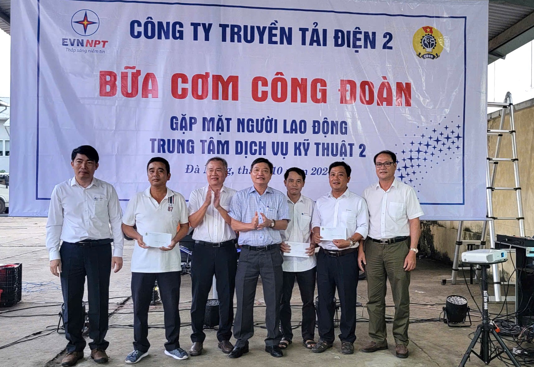 Công đoàn Công ty Truyền tải điện 2 tổ chức “Bữa cơm Công đoàn” tại Trung tâm dịch vụ kỹ thuật 2 2