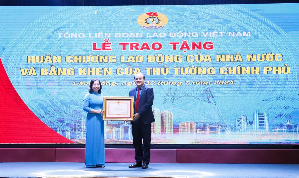 Công đoàn Điện lực Việt Nam biểu dương 95 cán bộ Công đoàn xuất sắc tiêu biểu giai đoạn 2021-2023. 4