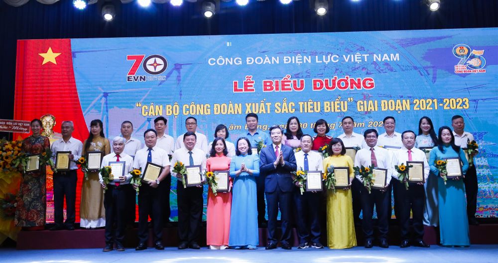 Công đoàn Điện lực Việt Nam biểu dương 95 cán bộ Công đoàn xuất sắc tiêu biểu giai đoạn 2021-2023. 5