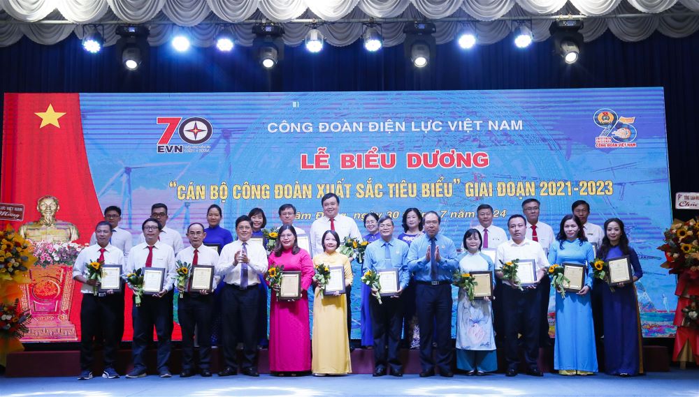 Công đoàn Điện lực Việt Nam biểu dương 95 cán bộ Công đoàn xuất sắc tiêu biểu giai đoạn 2021-2023. 6