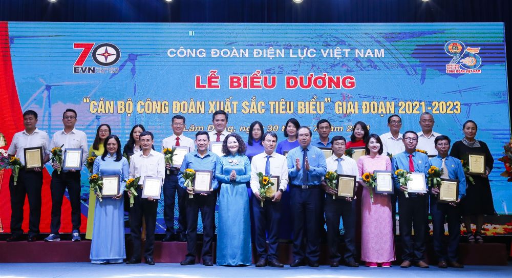 Công đoàn Điện lực Việt Nam biểu dương 95 cán bộ Công đoàn xuất sắc tiêu biểu giai đoạn 2021-2023. 7