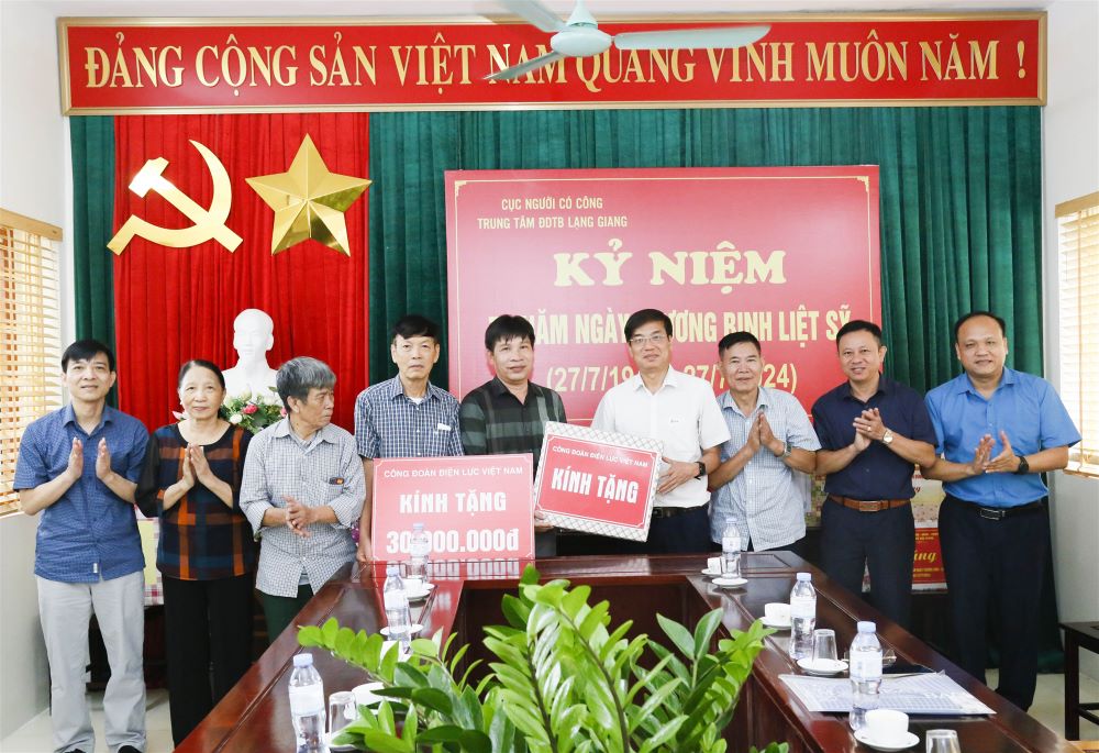 Công đoàn Điện lực Việt Nam thăm hỏi, tặng quà các Trung tâm điều dưỡng Thương binh nhân ngày 27/7 2