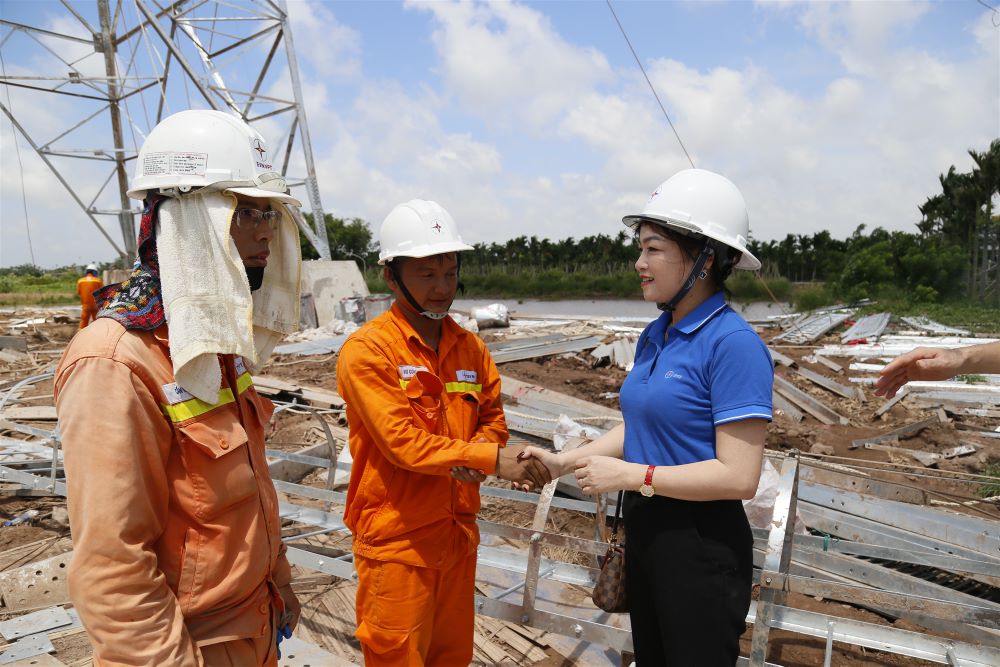 Công đoàn Điện lực Việt Nam thăm hỏi, tặng quà người lao động đang thi công đường dây 500kV mạch 3 5