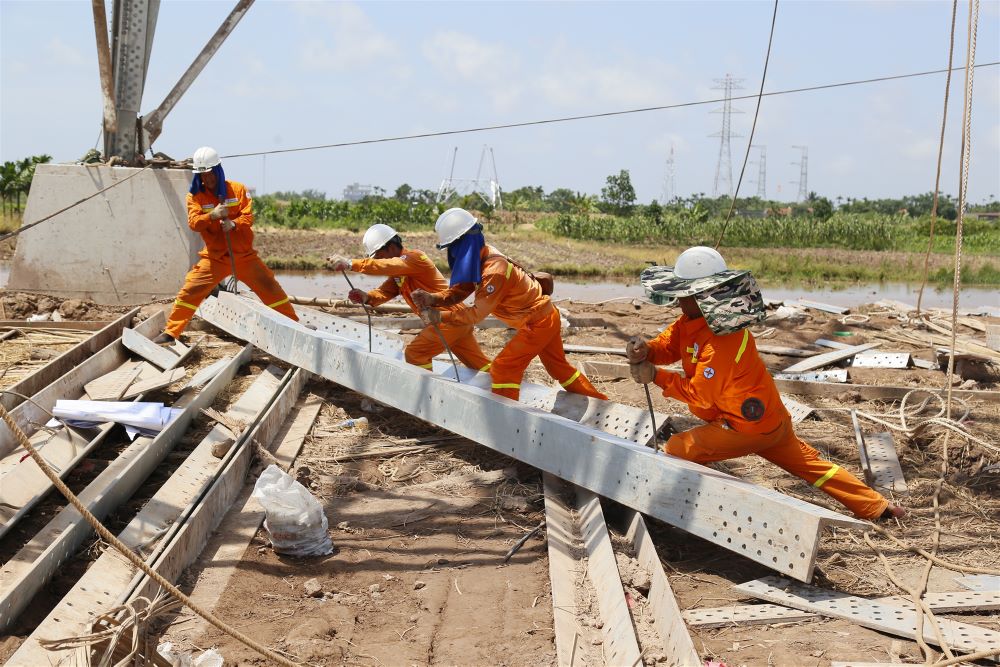 Công đoàn Điện lực Việt Nam thăm hỏi, tặng quà người lao động đang thi công đường dây 500kV mạch 3 7