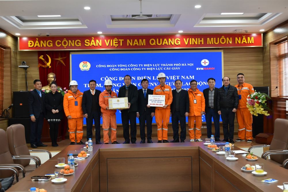 Công đoàn Điện lực Việt Nam thăm, tặng quà cho người lao động EVNHANOI  2