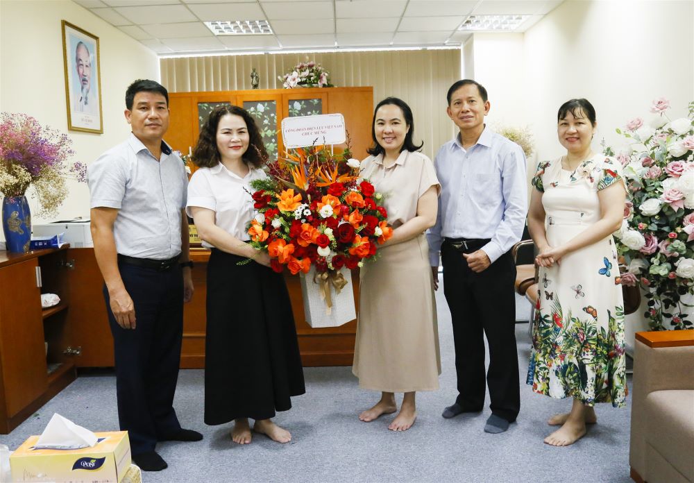 Công đoàn ĐLVN thăm hỏi, trao quà Trung tâm Thông tin Điện lực nhân Tháng Công nhân và chúc mừng các Cơ quan Báo chí. 4