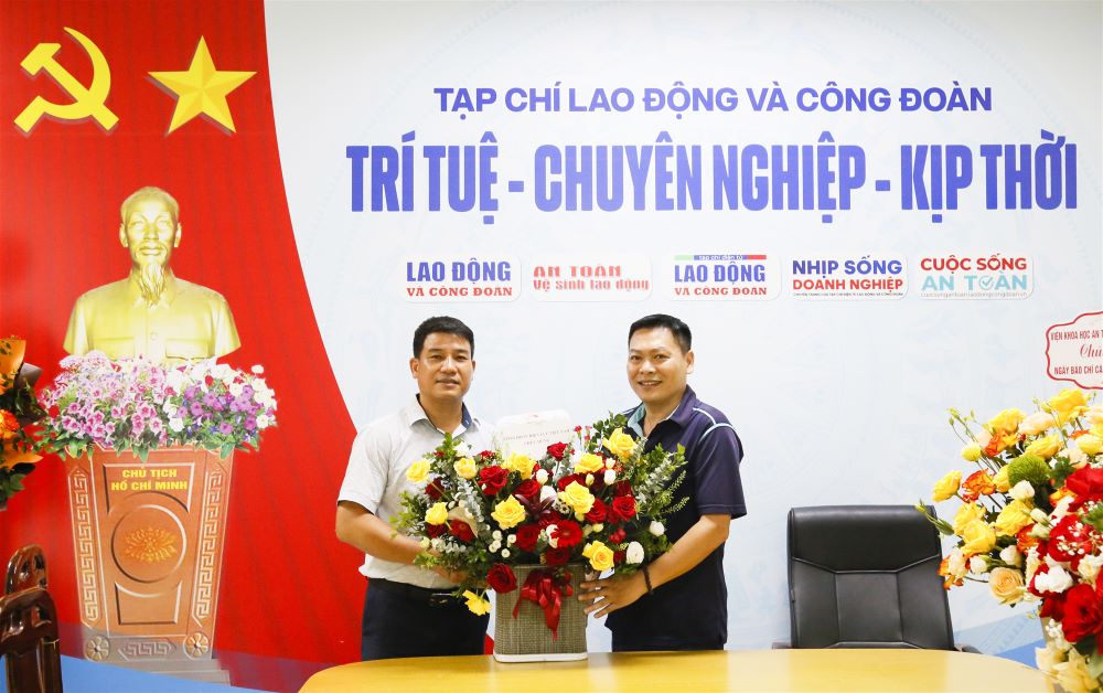 Công đoàn ĐLVN thăm hỏi, trao quà Trung tâm Thông tin Điện lực nhân Tháng Công nhân và chúc mừng các Cơ quan Báo chí. 5