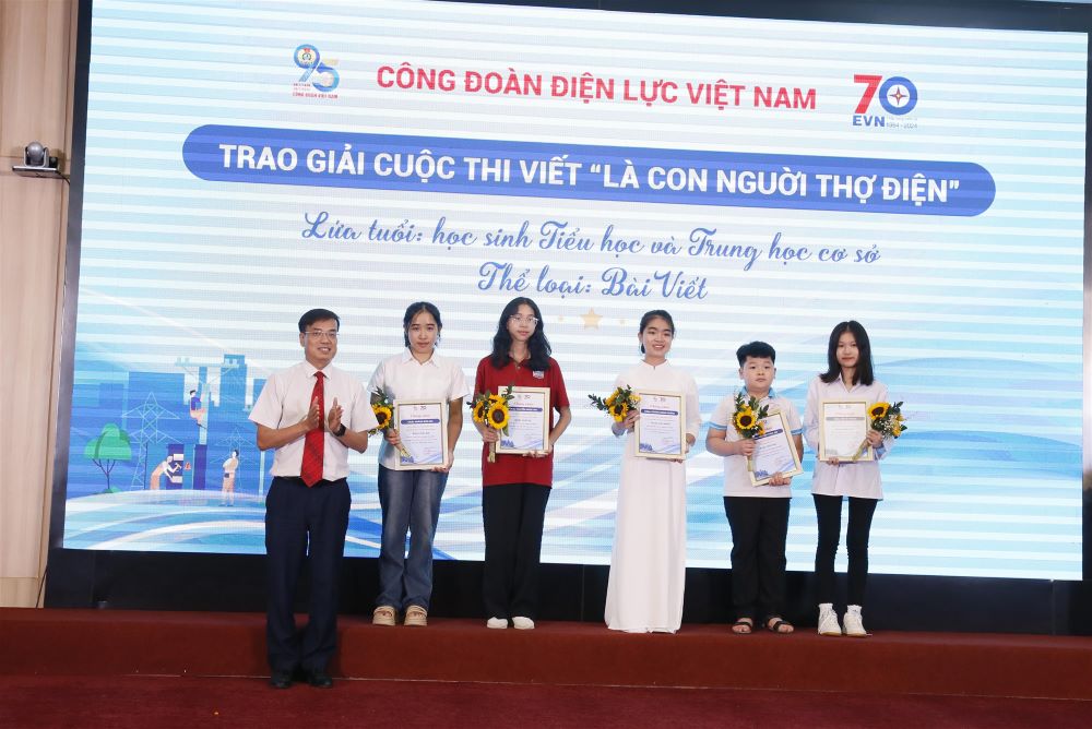 Công đoàn ĐLVN: Trao 64 giải cho 2 thể loại, bao gồm thơ và bài viết cuộc thi viết “Là con người thợ điện” 4