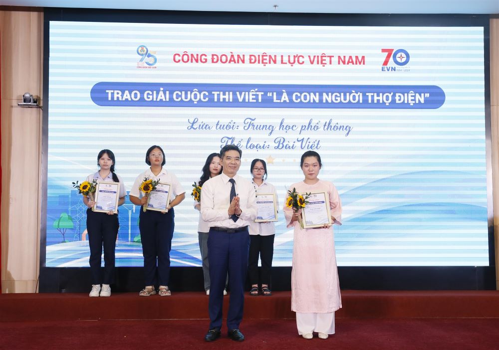 Công đoàn ĐLVN: Trao 64 giải cho 2 thể loại, bao gồm thơ và bài viết cuộc thi viết “Là con người thợ điện” 8