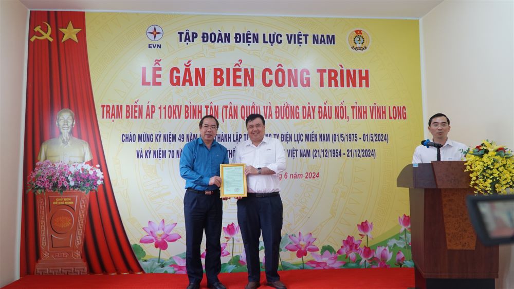 CÔNG ĐOÀN EVN GẮN BIỂN CÔNG TRÌNH TRỌNG ĐIỂM TẠI HUYỆN BÌNH TÂN TỈNH VĨNH LONG 1