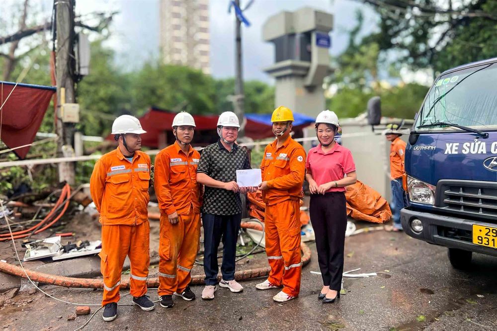 Công đoàn EVNHANOI kịp thời động viên tập thể CBCNV thực hiện khắc phục hậu quả sau bão số 3 (YAGI). 4