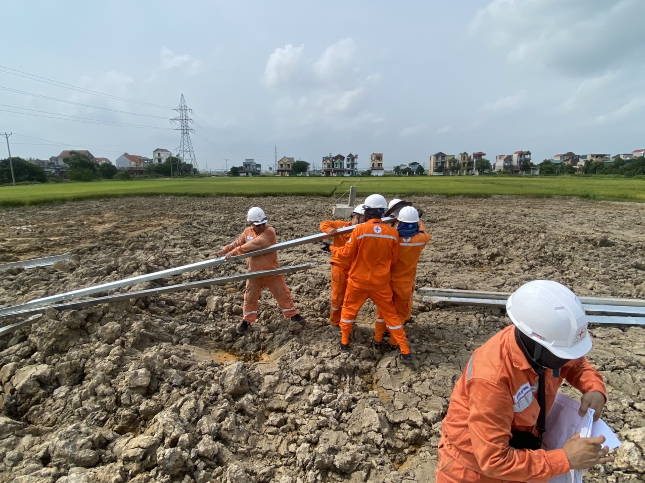 Công đoàn EVNHANOI thăm hỏi, động viên người lao động tham gia hỗ trợ công trình đường dây 500kV mạch 3 Quảng Trạch - Phố Nối  1