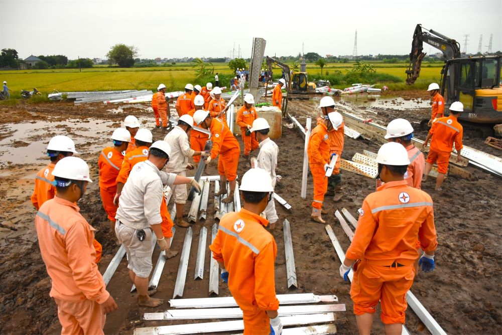 Công đoàn EVNHANOI thăm hỏi, động viên người lao động tham gia hỗ trợ công trình đường dây 500kV mạch 3 Quảng Trạch - Phố Nối  4