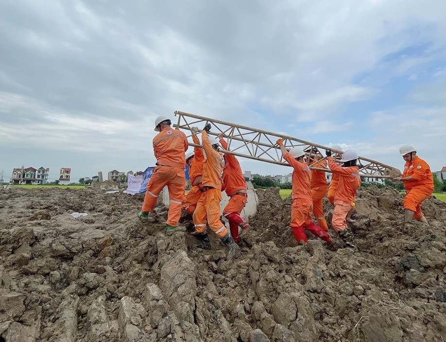 Công đoàn EVNHANOI thăm hỏi, động viên người lao động tham gia hỗ trợ công trình đường dây 500kV mạch 3 Quảng Trạch - Phố Nối  5