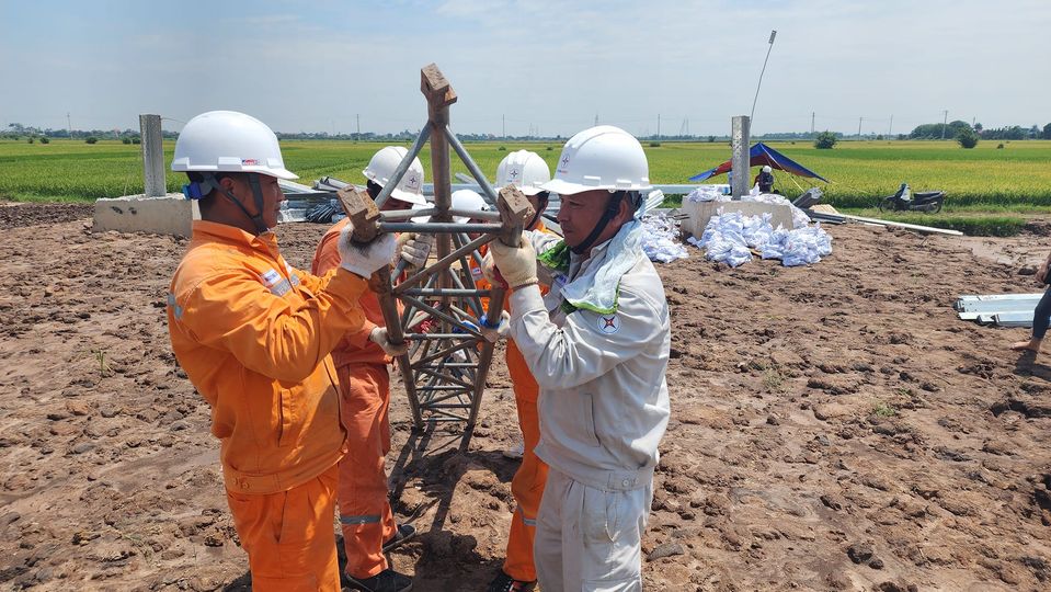 Công đoàn EVNHANOI thăm hỏi, động viên người lao động tham gia hỗ trợ công trình đường dây 500kV mạch 3 Quảng Trạch - Phố Nối  6