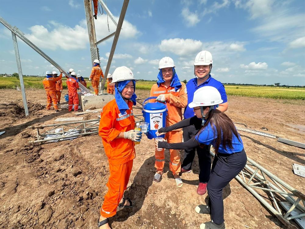 Công đoàn EVNHANOI thăm hỏi, động viên người lao động tham gia hỗ trợ công trình đường dây 500kV mạch 3 Quảng Trạch - Phố Nối  7