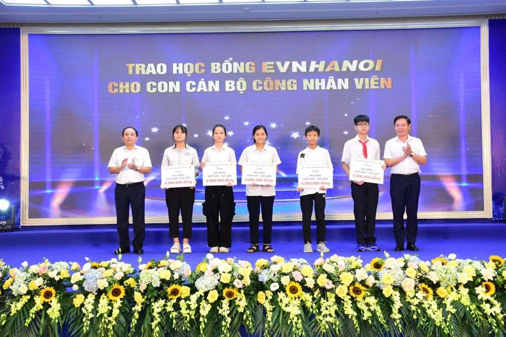 Công đoàn EVNHANOI tổ chức Lễ biểu dương khen thưởng con CBCNV có thành tích xuất sắc năm học 2023 – 2024  10