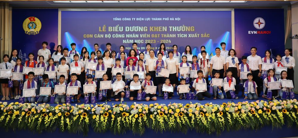 Công đoàn EVNHANOI tổ chức Lễ biểu dương khen thưởng con CBCNV có thành tích xuất sắc năm học 2023 – 2024  5