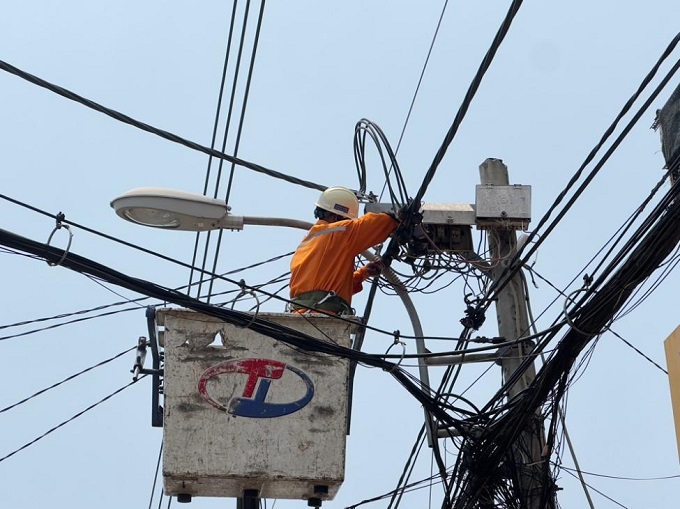 Công đoàn EVNHCMC tổ chức thăm hỏi, động viên người lao động làm việc tại công trường trong thời tiết nắng nóng 3