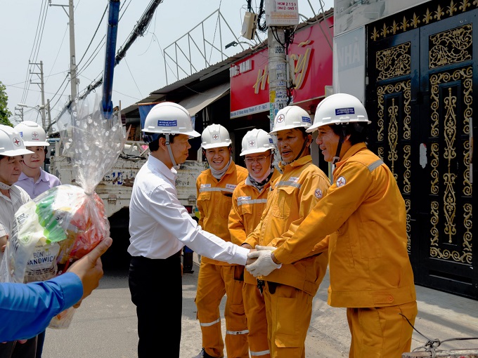 Công đoàn EVNHCMC tổ chức thăm hỏi, động viên người lao động làm việc tại công trường trong thời tiết nắng nóng 6