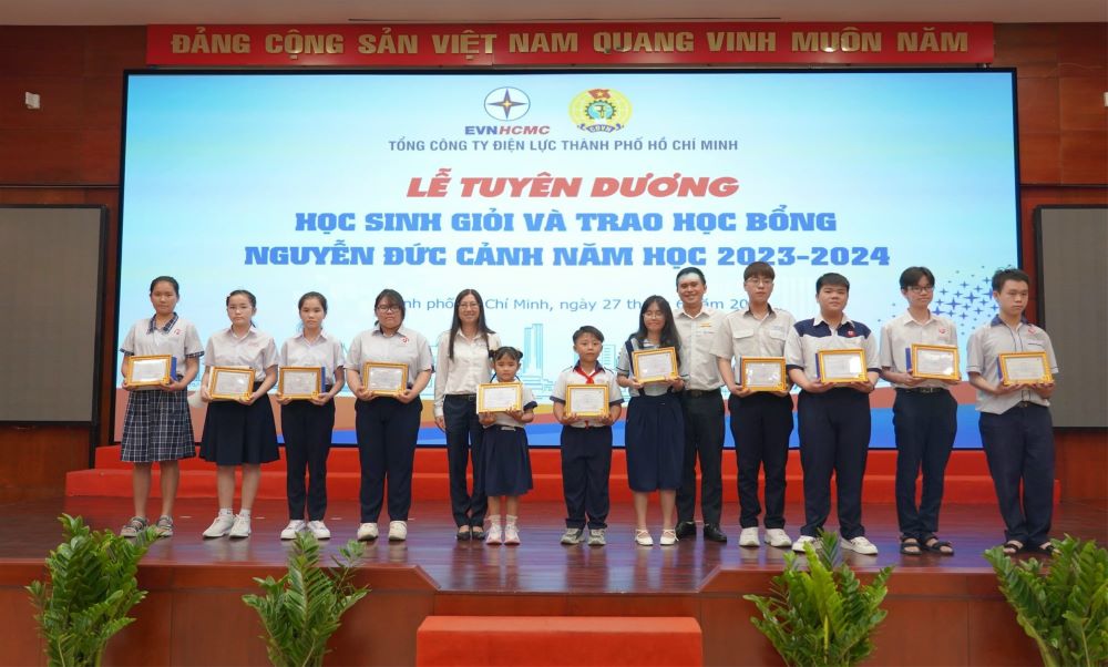 Công đoàn EVNHCMC tuyên dương, khen thưởng 138 học sinh là con người lao động có thành tích cao trong học tập 1