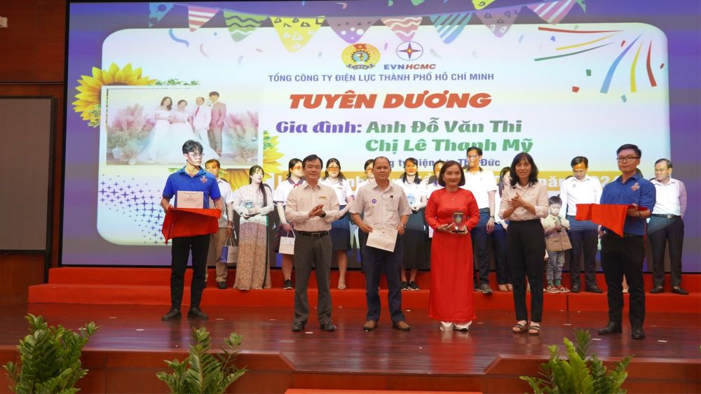 Công đoàn EVNHCMC tuyên dương, khen thưởng 138 học sinh là con người lao động có thành tích cao trong học tập 2