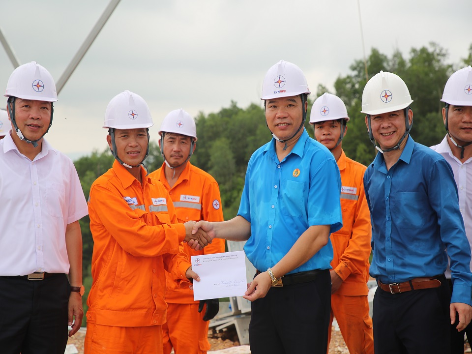 Công đoàn EVNNPC “tiếp sức” cho người lao động trên công trường thi công đường dây 500kV mạch 3   1