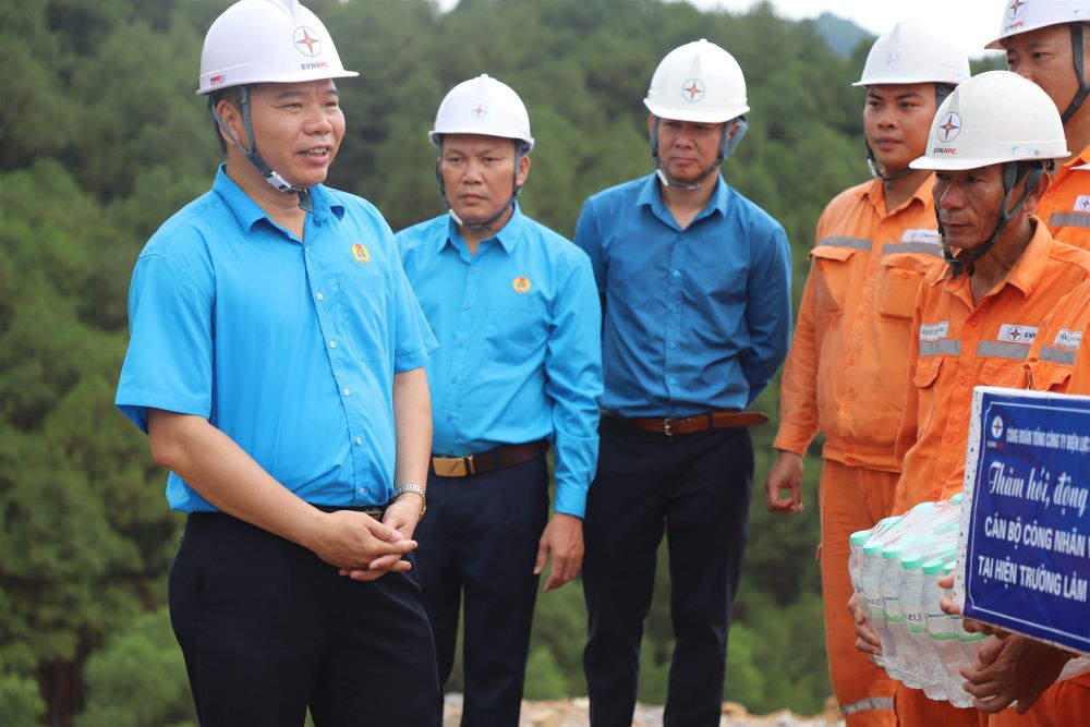 Công đoàn EVNNPC “tiếp sức” cho người lao động trên công trường thi công đường dây 500kV mạch 3   3