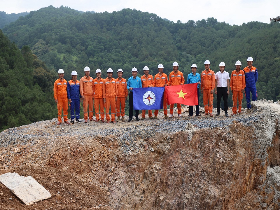 Công đoàn EVNNPC “tiếp sức” cho người lao động trên công trường thi công đường dây 500kV mạch 3   6