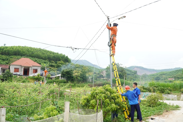 Công ty Điện lực Bắc Giang trao tặng công trình “Thắp sáng đường quê” và sửa chữa điện cho các hộ có hoàn cảnh khó khăn tại xã Phúc Sơn huyện Sơn Động 2