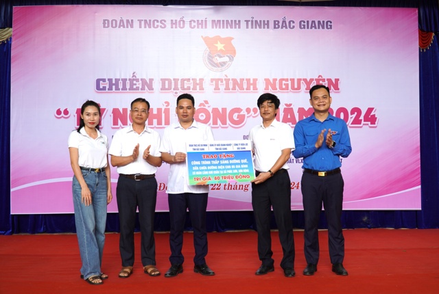 Công ty Điện lực Bắc Giang trao tặng công trình “Thắp sáng đường quê” và sửa chữa điện cho các hộ có hoàn cảnh khó khăn tại xã Phúc Sơn huyện Sơn Động