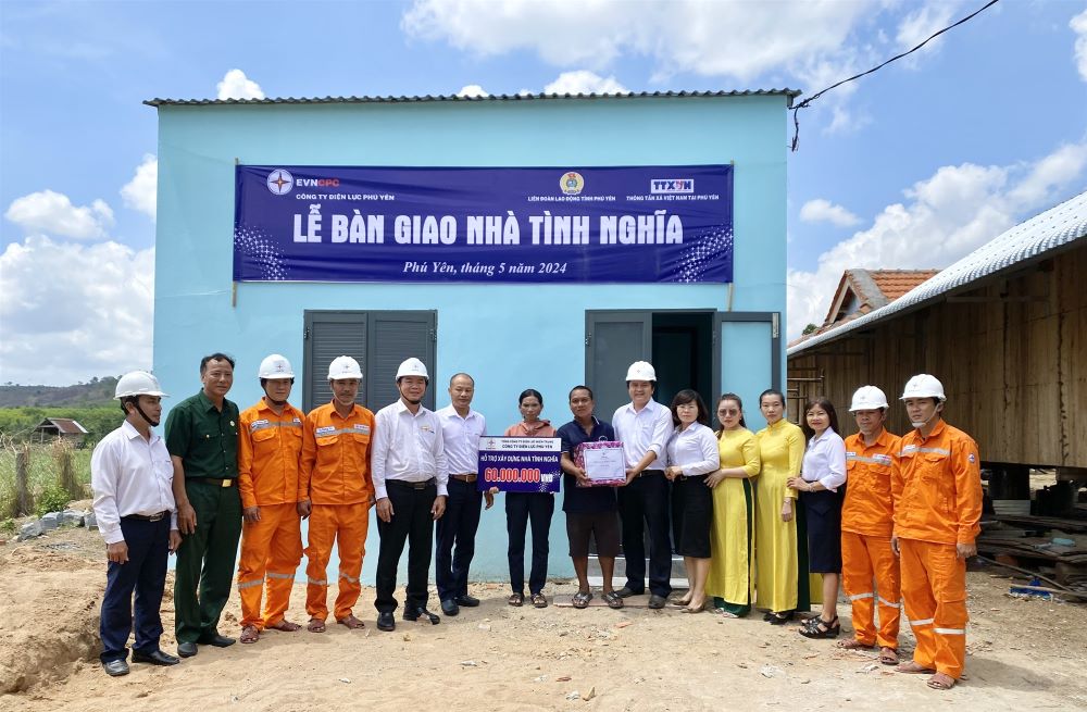 Công ty Điện lực Phú Yên: Trao 4 căn Nhà tình nghĩa cho các gia đình khó khăn 1