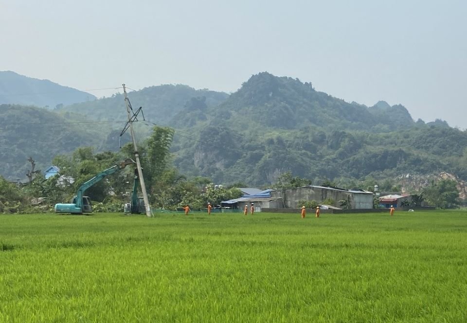 Công ty Điện lực Sơn La khẩn trương khắc phục sự cố do giông, lốc 1