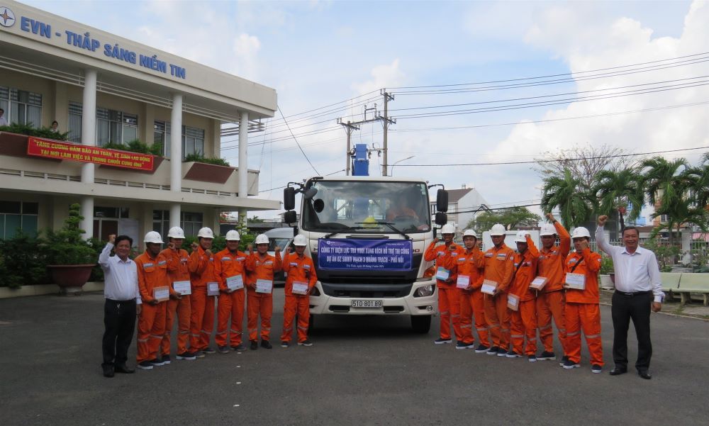 Công ty Điện lực Trà Vinh hỗ trợ thi công dự án đường dây 500 kV mạch 3, Quảng Trạch - Phố Nối 1