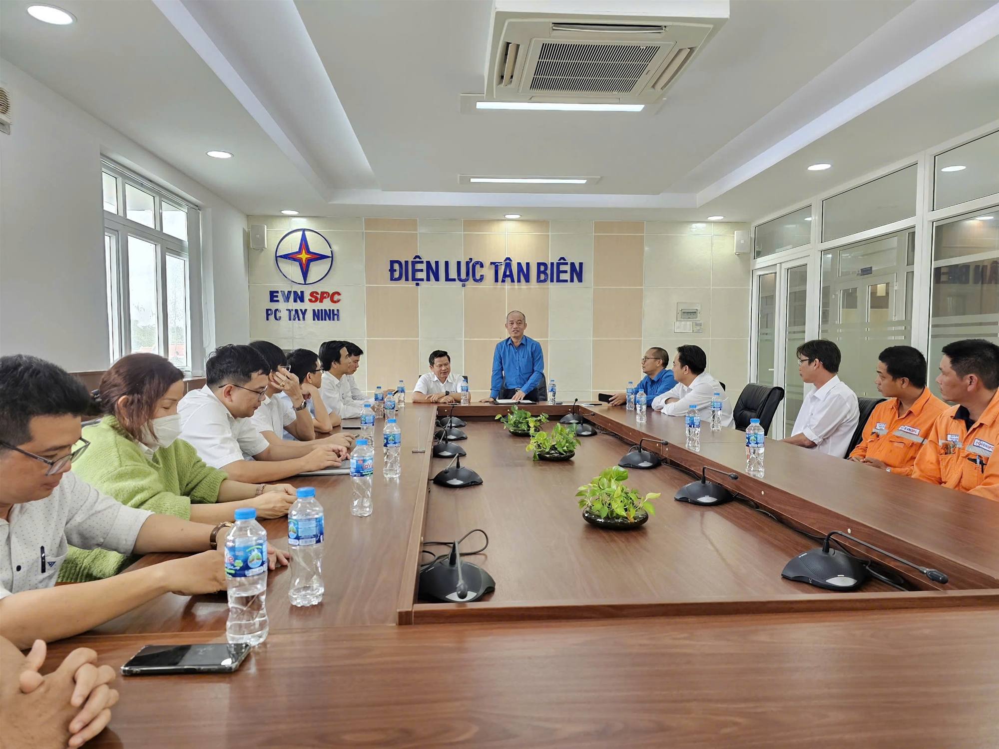 Đại diện Công đoàn Tổng công ty Điện lực miền Nam gặp gỡ, lắng nghe ý kiến người lao động