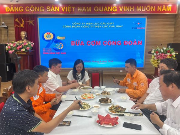 Đầm ấm “Bữa cơm công đoàn” EVNHANOI  1