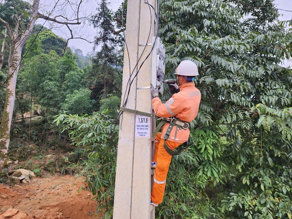 Điện lực Sa Pa đóng điện thôn Sín Chải (Sa Pa), mang ánh sáng đến bản làng vùng cao 2