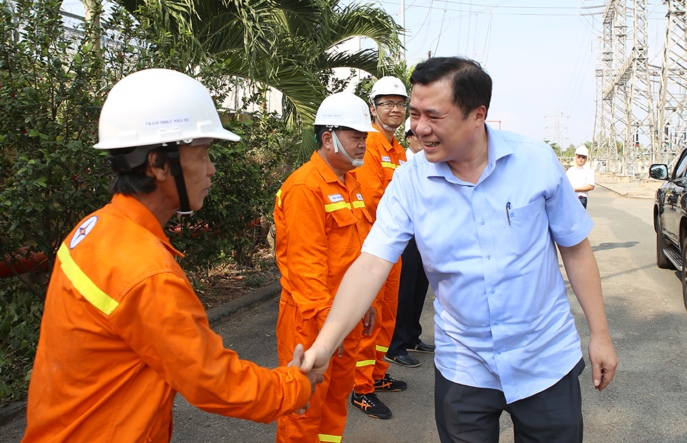 Đoàn công tác của Bộ Công Thương kiểm tra công tác đảm bảo điện Tết Nguyên đán tại Trạm biến áp 500kV Nhà Bè (TP.HCM)