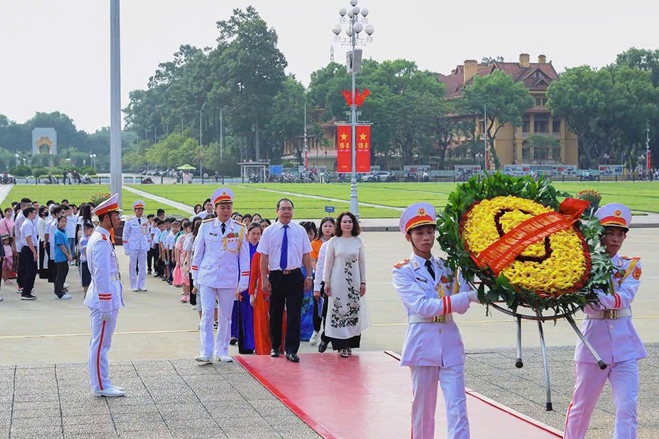 Đoàn đại biểu gia đình EVN tiêu biểu và học sinh đoạt giải quốc gia, quốc tế đến báo công dâng Bác 3