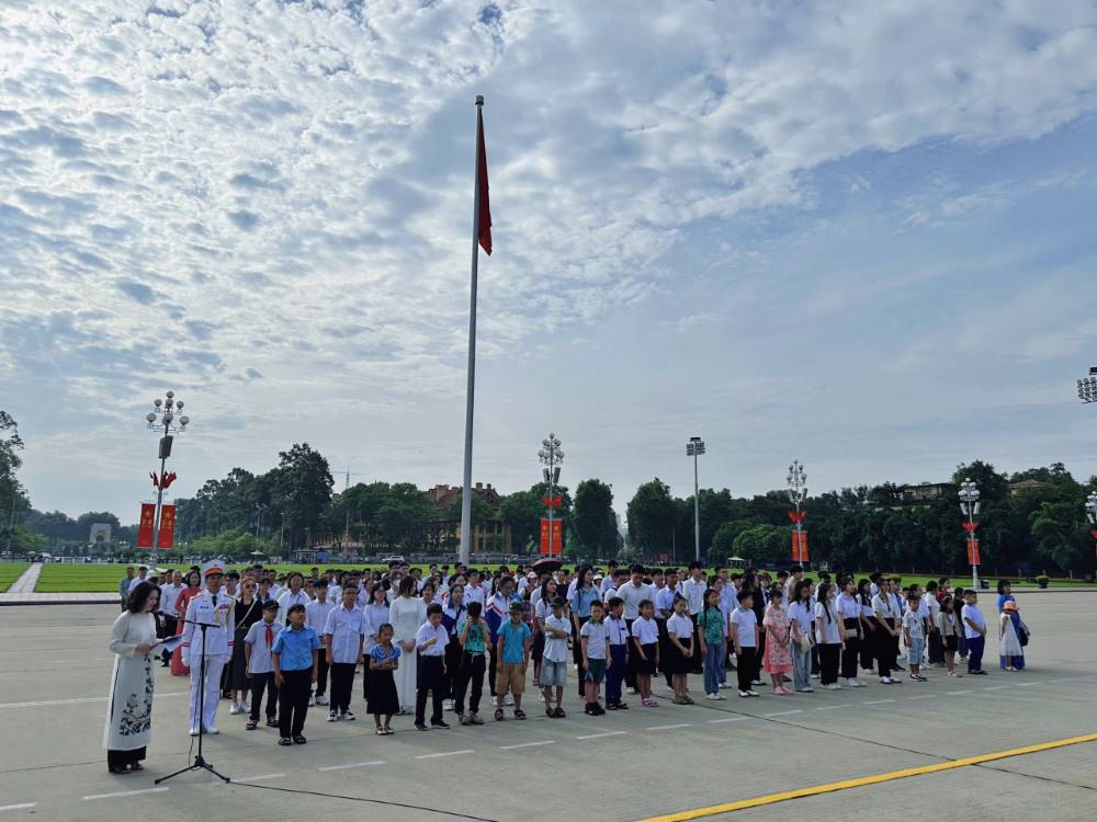 Đoàn đại biểu gia đình EVN tiêu biểu và học sinh đoạt giải quốc gia, quốc tế đến báo công dâng Bác 5