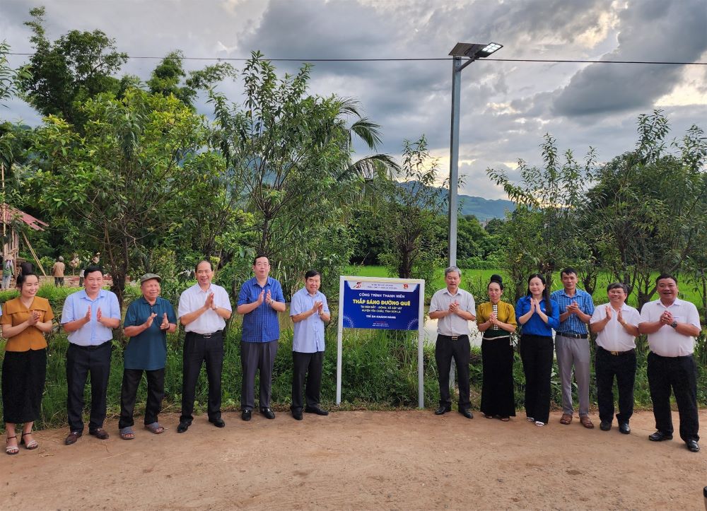 Đoàn thanh niên EVNNPC: Gắn biển Công trình thanh niên tại huyện Yên Châu, Sơn La